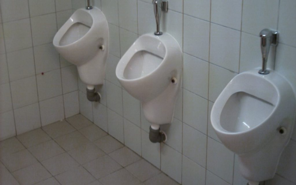 Säuberung Sanitär Urinal